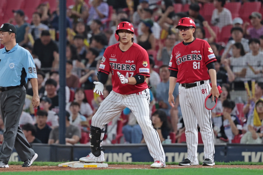 22일 오후 광주-KIA챔피언스필드에서 열린 '2025 신한 SOL Bank KBO리그' LG 트윈스와 KIA 타이거즈의 경기, 3회말 1사 만루 KIA 나성범이 1타점 적시타를 날린 뒤 기뻐하고 있다. KIA 타이거즈
