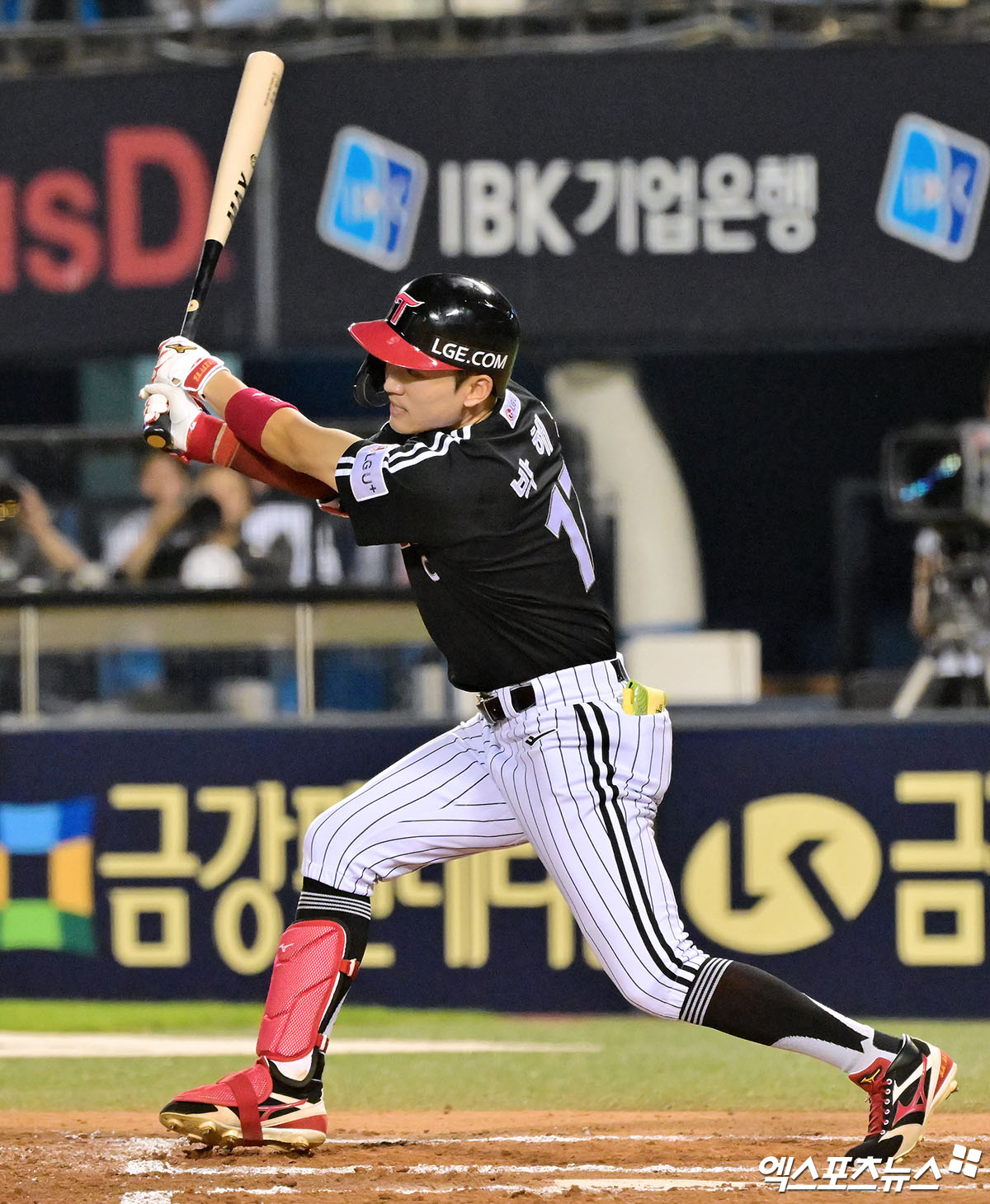 25일 오후 서울 송파구 잠실야구장에서 열린 '2025 신한 SOL Bank KBO리그' LG 트윈스와 두산 베어스의 경기, 7회초 1사 LG 박해민이 중전안타를 날리고 있다. 엑스포츠뉴스 DB