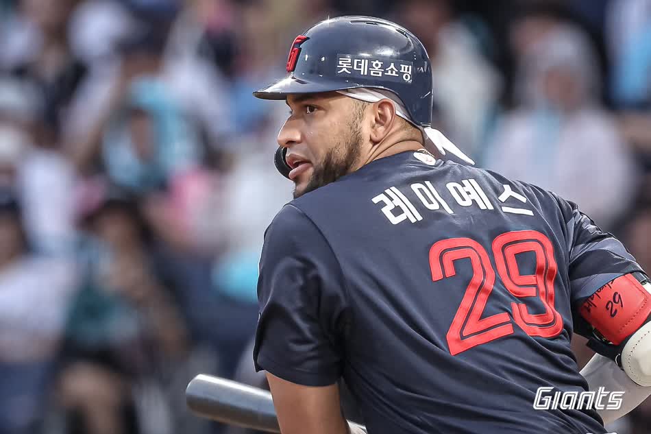 롯데 자이언츠 외국인 타자 빅터 레이예스가 22일 창원NC파크에서 열린 2025 신한 SOL Bank KBO리그 NC 다이노스와의 팀 간 12차전에서 1회초 선제 1타점 적시타를 기록했다. 사진 롯데 자이언츠