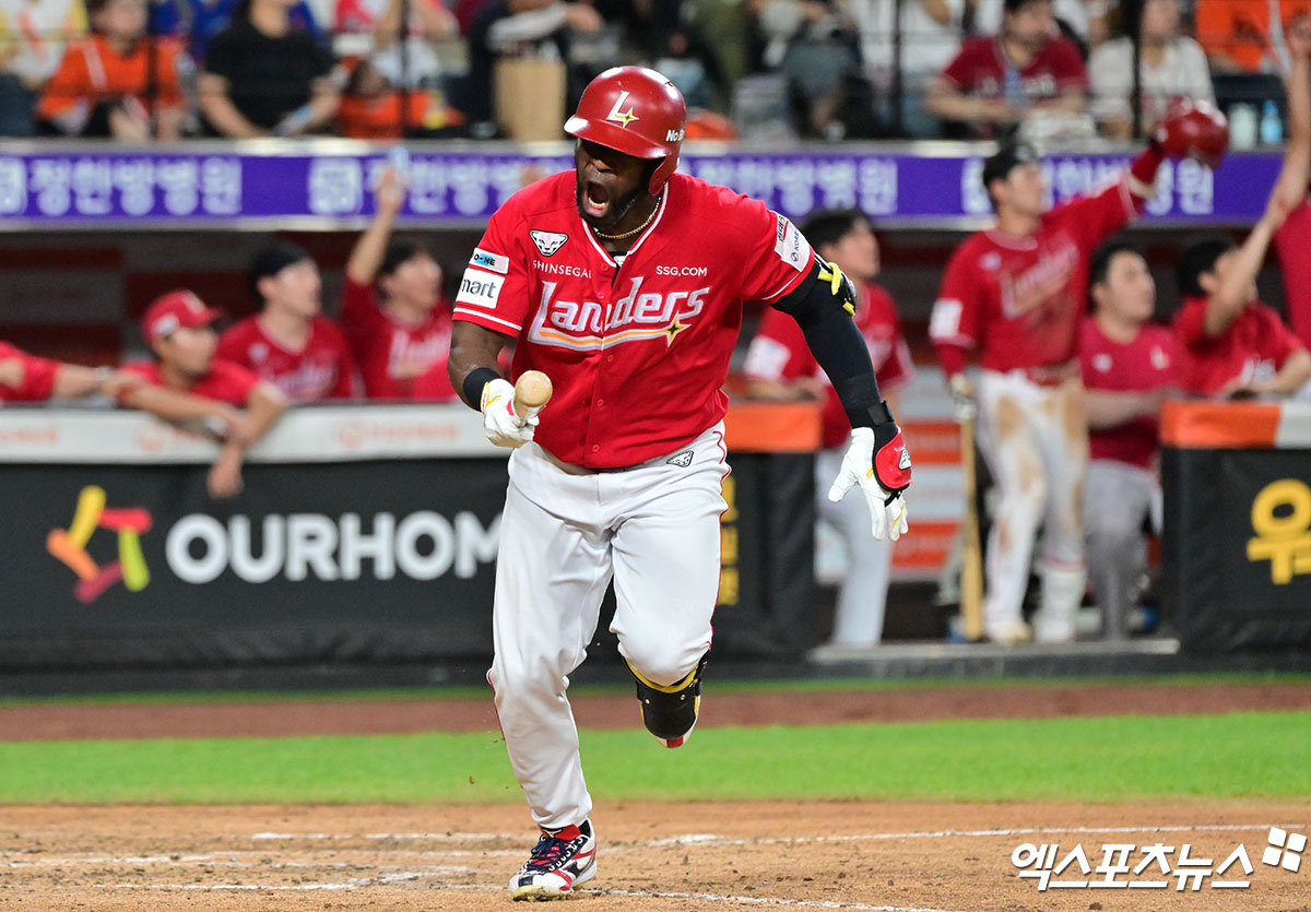 22일 오후 대전 한화생명 볼파크에서 열린 '2025 신한 SOL Bank KBO리그' SSG 랜더스와 한화 이글스의 경기, 11회초 2사 2루 SSG 에레디아가 1타점 2루타를 날리고 있다. 엑스포츠뉴스 대전, 김한준 기자