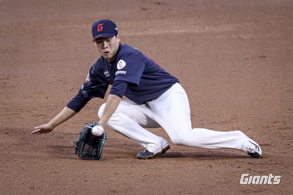 롯데 자이언츠 내야수 박찬형이 22일 창원NC파크에서 열린 2025 신한 SOL Bank KBO리그 NC 다이노스와의 팀 간 12차전에서 3회말 수비 실책 후 4회말 이닝 시작과 함께 교체됐다. 사진 롯데 자이언츠