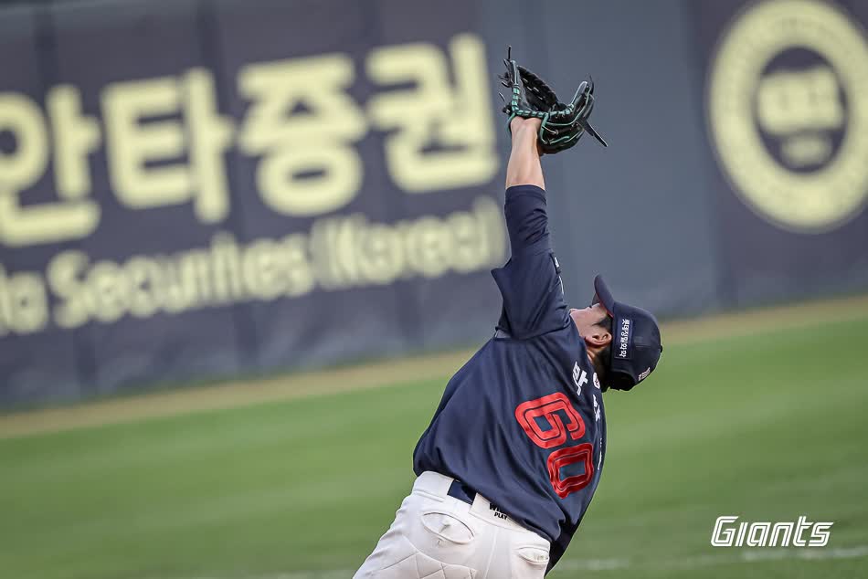 롯데 자이언츠 내야수 박찬형이 22일 창원NC파크에서 열린 2025 신한 SOL Bank KBO리그 NC 다이노스와의 팀 간 12차전에서 3회말 수비 실책 후 4회말 이닝 시작과 함께 교체됐다. 사진 롯데 자이언츠