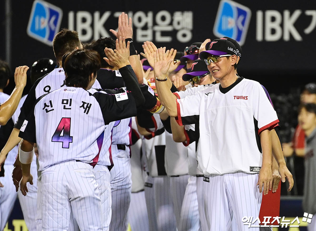8일 오후 서울 송파구 잠실야구장에서 열린 '2025 신한 SOL Bank KBO리그' 한화 이글스와 LG 트윈스의 경기, LG가 연장 10회말 1사 만루에서 터진 천성호의 끝내기 안타에 힘입어 승리하며 1위를 수성했다.  LG 염경엽 감독이 선수들과 하이파이브를 나누고 있다. 엑스포츠뉴스 DB