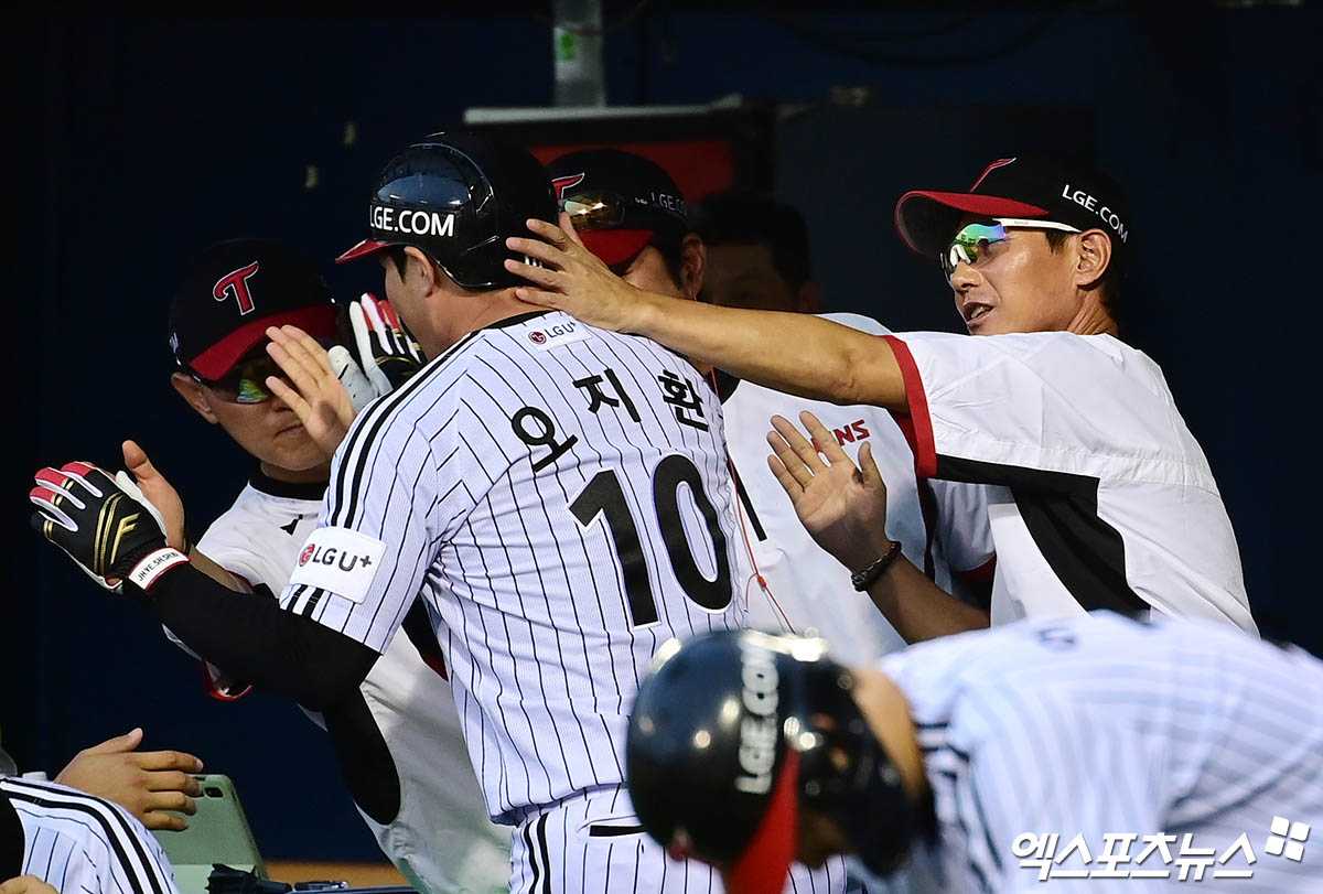 20일 오후 서울 송파구 잠실야구장에서 열린 '2025 신한 SOL Bank KBO리그' 롯데 자이언츠와 LG 트윈스의 경기, 2회말 LG 선두타자 오지환이 롯데 선발투수 나균안 상대로 선제 솔로 홈런을 때려낸 뒤 더그아웃에서 염경엽 감독의 축하를 받고 있다. 엑스포츠뉴스 DB
