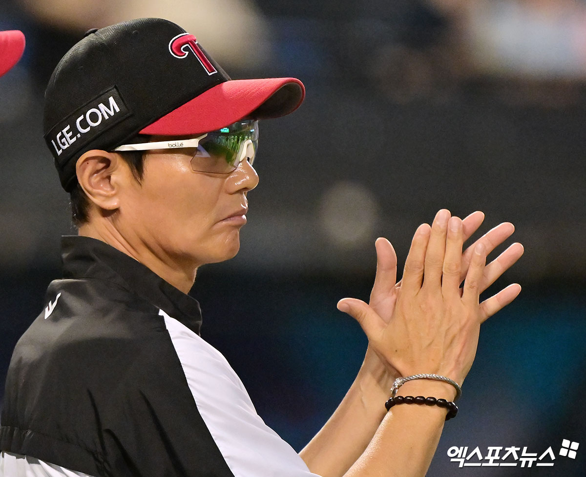 22일 오후 서울 송파구 잠실야구장에서 열린 '2025 신한 SOL Bank KBO리그' 두산 베어스와 LG 트윈스의 경기, LG가 15안타를 몰아치며 두산에 13:5 승리를 거뒀다.  이날 경기에서 승리한 LG 염경엽 감독이 선수단에게 박수를 보내고 있다. 엑스포츠뉴스 DB