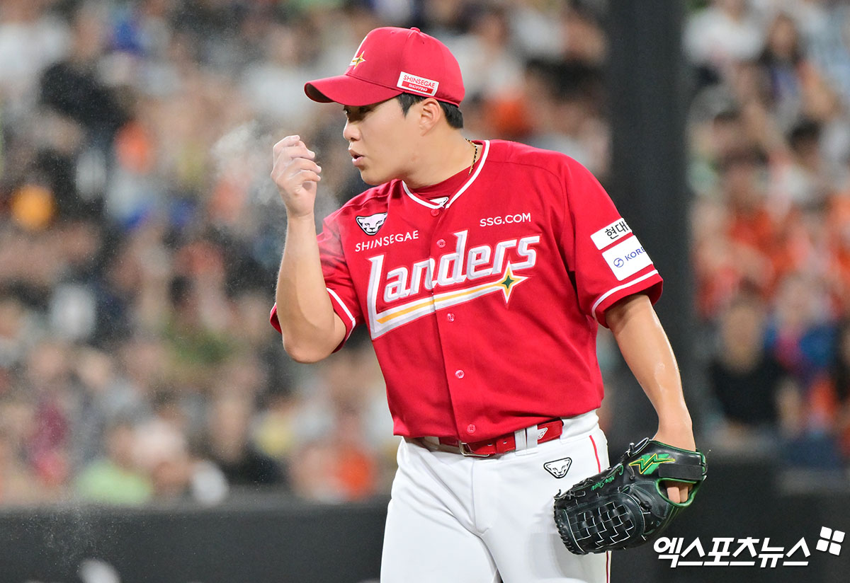 22일 오후 대전 한화생명 볼파크에서 열린 '2025 신한 SOL Bank KBO리그' SSG 랜더스와 한화 이글스의 경기, 6회말 2사 SSG 최민준이 투구 준비를 하고 있다. 엑스포츠뉴스 대전, 김한준 기자