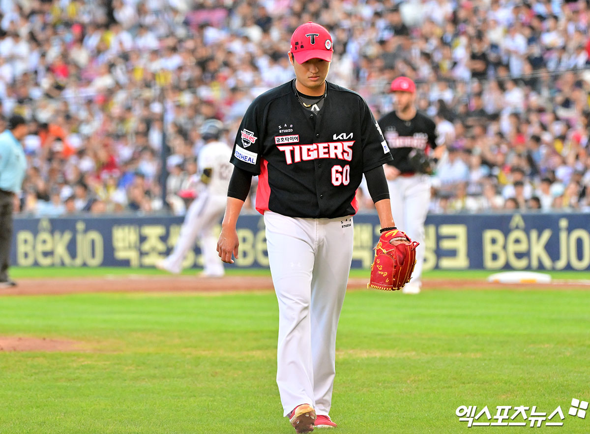 15일 오후 서울 송파구 잠실야구장에서 열린 '2025 신한 SOL Bank KBO리그' KIA 타이거즈와 두산 베어스의 경기, 1회말 수비를 마친 KIA 김도현이 더그아웃으로 향하고 있다. 엑스포츠뉴스 DB