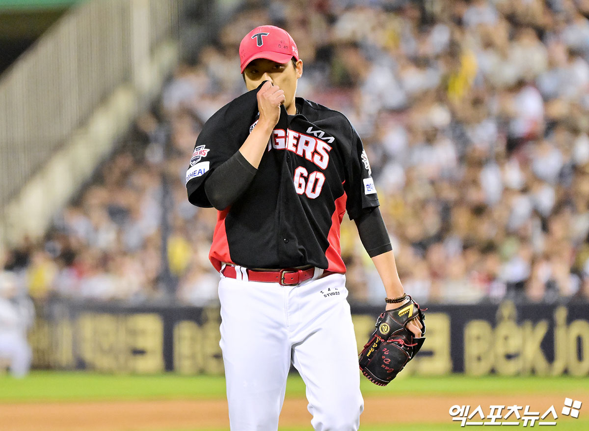 5일 오후 서울 송파구 잠실야구장에서 열린 '2025 신한 SOL Bank KBO리그' KIA 타이거즈와 두산 베어스의 경기, 7회말 수비를 마친 KIA 김도현이 더그아웃으로 향하고 있다. 엑스포츠뉴스 DB