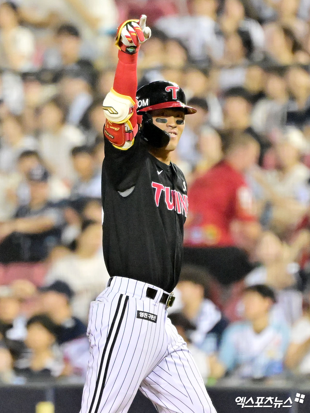 25일 오후 서울 송파구 잠실야구장에서 열린 '2025 신한 SOL Bank KBO리그' LG 트윈스와 두산 베어스의 경기, 9회초 1사 1루 LG 천성호가 좌전안타를 날리고 있다. 엑스포츠뉴스 DB