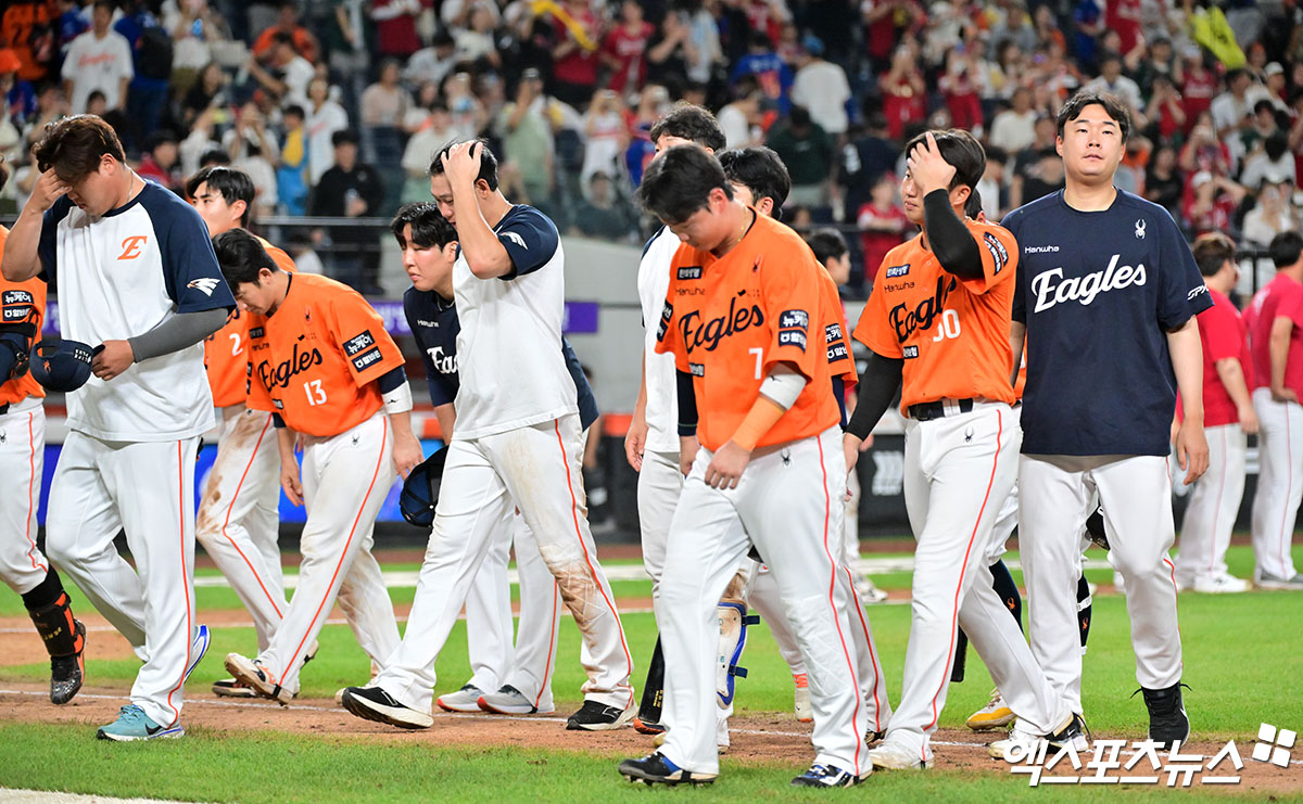 22일 오후 대전 한화생명 볼파크에서 열린 '2025 신한 SOL Bank KBO리그' SSG 랜더스와 한화 이글스의 경기, SSG가 11회 에레디아의 결승타에 힘입어 한화에 1:0 승리를 거뒀다.  경기종료 후 한화 선수들이 그라운드를 빠져나가고 있다. 엑스포츠뉴스 대전, 김한준 기자