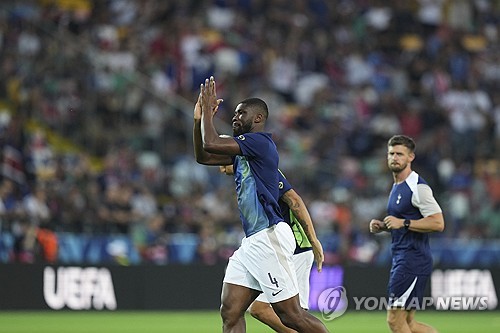 일본 매체 '스포니치 아넥스'를 비롯한 복수의 일본 매체들이 23일 보도를 통해 지바 시내에서 진행된 마에다 료이치 코치가 일본 대표팀의 롱스로인 도입 가능성이 있다고 전했다. 연합뉴스