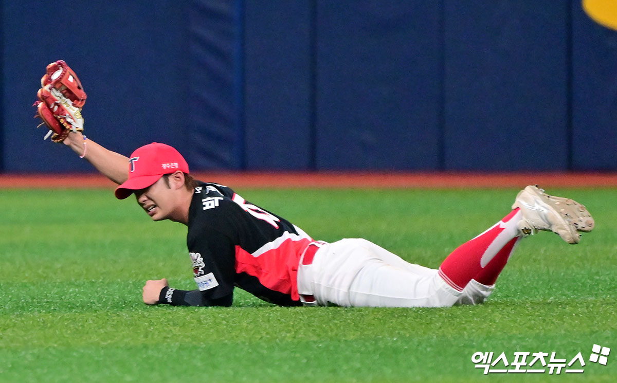 7일 오후 서울 구로구 고척스카이돔에서 열린 '2025 신한 SOL Bank KBO리그' KIA 타이거즈와 키움 히어로즈의 경기, 4회말 2사 KIA 박정우가 키움 김태진의 타구를 잡아내고 있다. 엑스포츠뉴스 DB