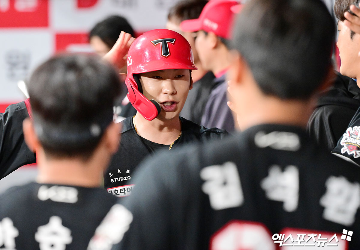 6일 오후 서울 구로구 고척스카이돔에서 열린 '2025 신한 SOL Bank KBO리그' KIA 타이거즈와 키움 히어로즈의 경기, 2회초 1사 만루 KIA 박정우가 위즈덤의 2타점 적시타때 득점한 후 더그아웃에서 하이파이브를 하고 있다. 엑스포츠뉴스 DB