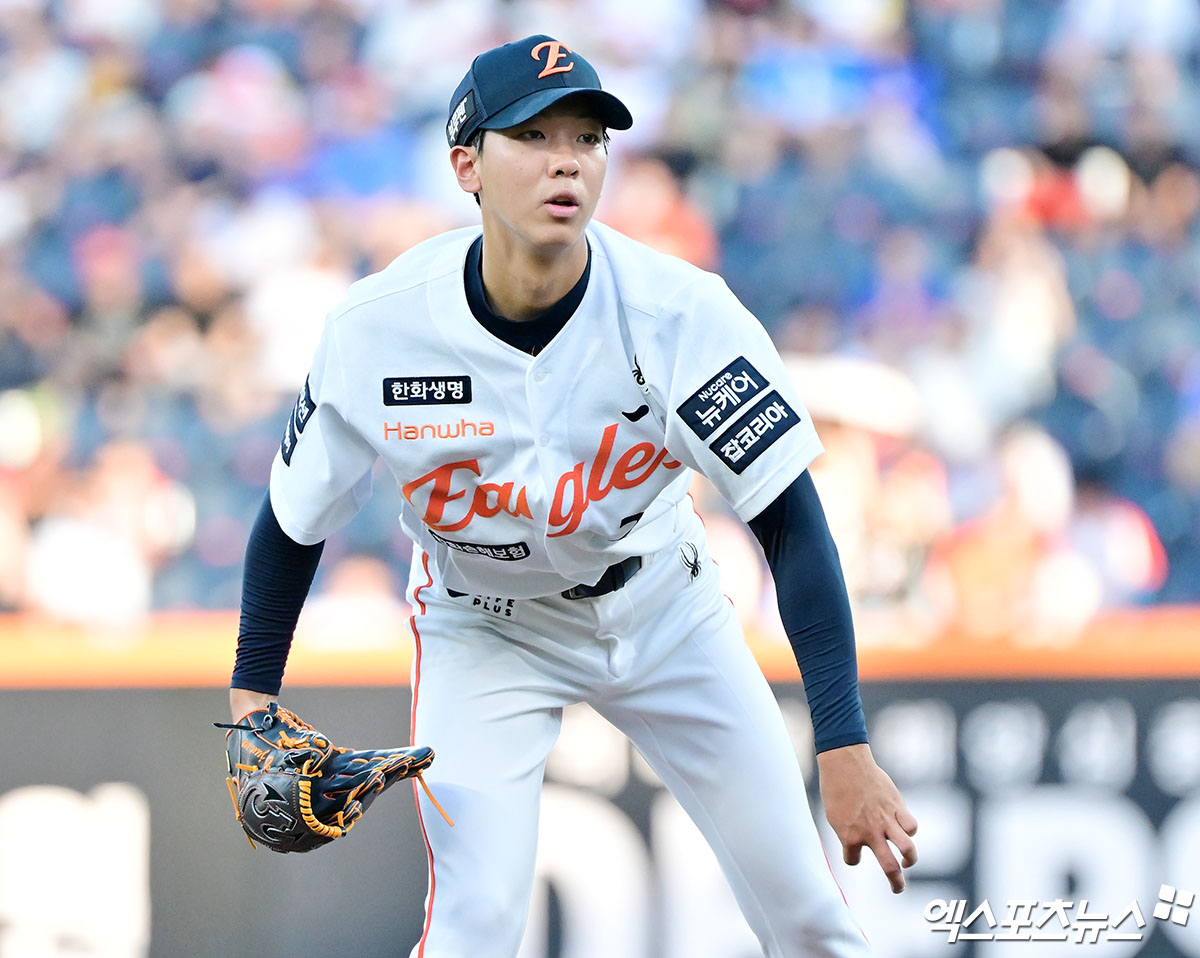 지난달 29일 오후 대전 한화생명 볼파크에서 열린 '2025 신한 SOL Bank KBO리그' 삼성 라이온즈와 한화 이글스의 경기, 1회초 한화 선발투수 황준서가 공을 힘차게 던지고 있다. 엑스포츠뉴스 DB