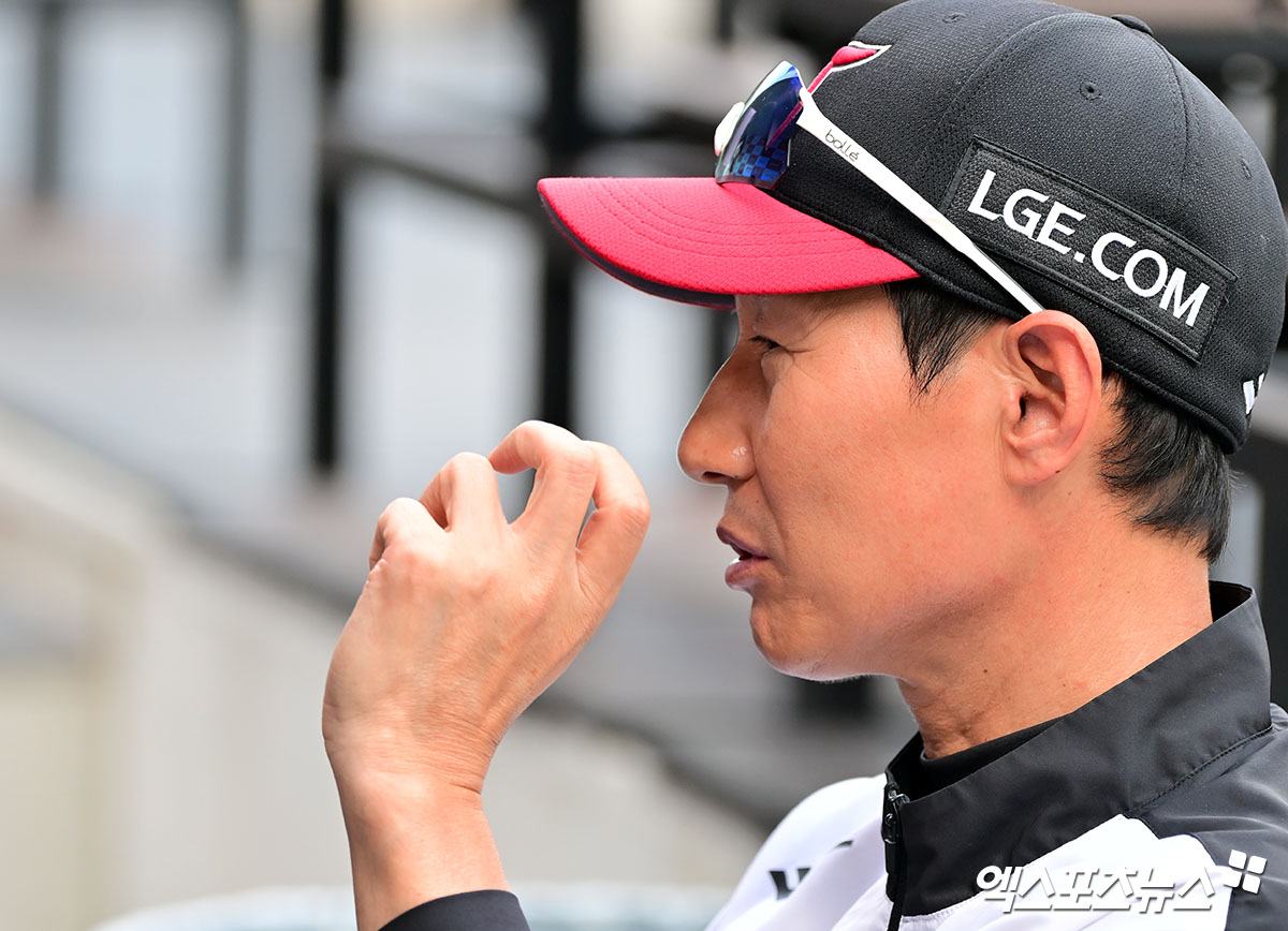 14일 오후 대전 한화생명 볼파크에서 열리는 '2025 신한 SOL Bank KBO리그' LG 트윈스와 한화 이글스의 경기, LG 염경엽 감독이 취재진과 대화를 나누고 있다. 엑스포츠뉴스 DB