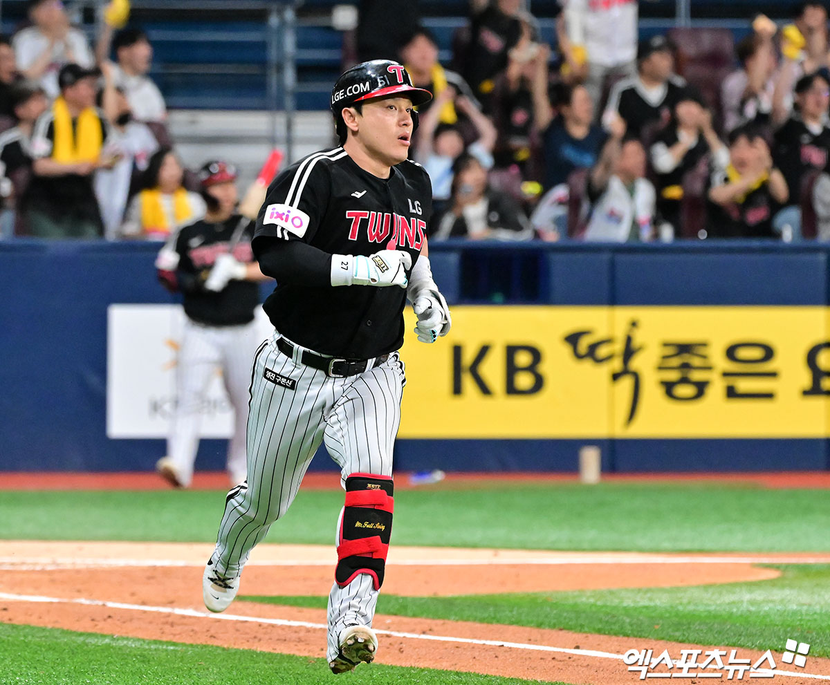 6일 오후 서울 구로구 고척스카이돔에서 열린 '2025 신한 SOL Bank KBO리그' LG 트윈스와 키움 히어로즈의 경기, 4회초 1사 3루 LG 박동원이 1타점 적시타를 날리고 있다. 엑스포츠뉴스 DB