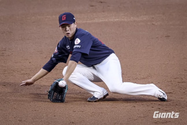 롯데 자이언츠 내야수 박찬형이 지난 22일 창원NC파크에서 열린 2025 신한 SOL Bank KBO리그 NC 다이노스와의 팀 간 12차전에서 3회말 수비 실책 후 4회말 이닝 시작과 함께 교체됐다. 사진 롯데 자이언츠