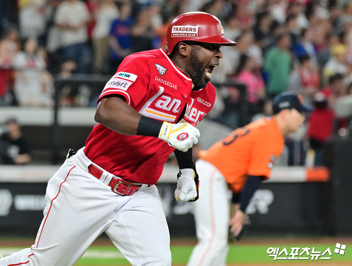  22일 오후 대전 한화생명 볼파크에서 열린 '2025 신한 SOL Bank KBO리그' SSG 랜더스와 한화 이글스의 경기, 11회초 2사 2루 SSG 에레디아가 1타점 2루타를 날리고 있다. 엑스포츠뉴스 대전, 김한준 기자