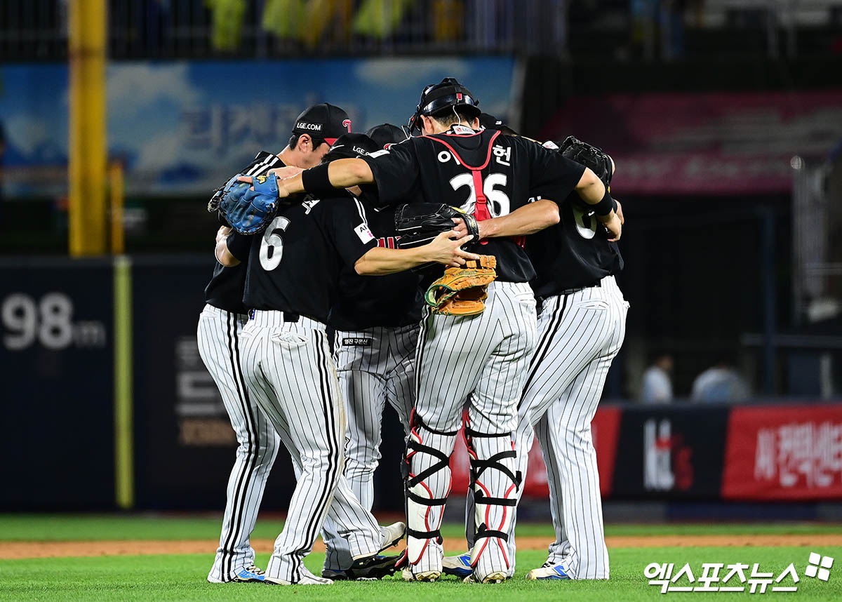 12일 오후 수원케이티위즈파크에서 열린 '2025 신한 SOL Bank KBO리그' LG 트윈스와 KT 위즈의 경기, LG가 새 외국인 투수 톨허스트의 7이닝 무실점 완벽투와 타선의 활약에 힘입어 11:2의 스코어로 승리하며 1위 자리를 지켰다.  경기 종료 후 LG 선수들이 승리의 기쁨을 나누고 있다. 엑스포츠뉴스 DB