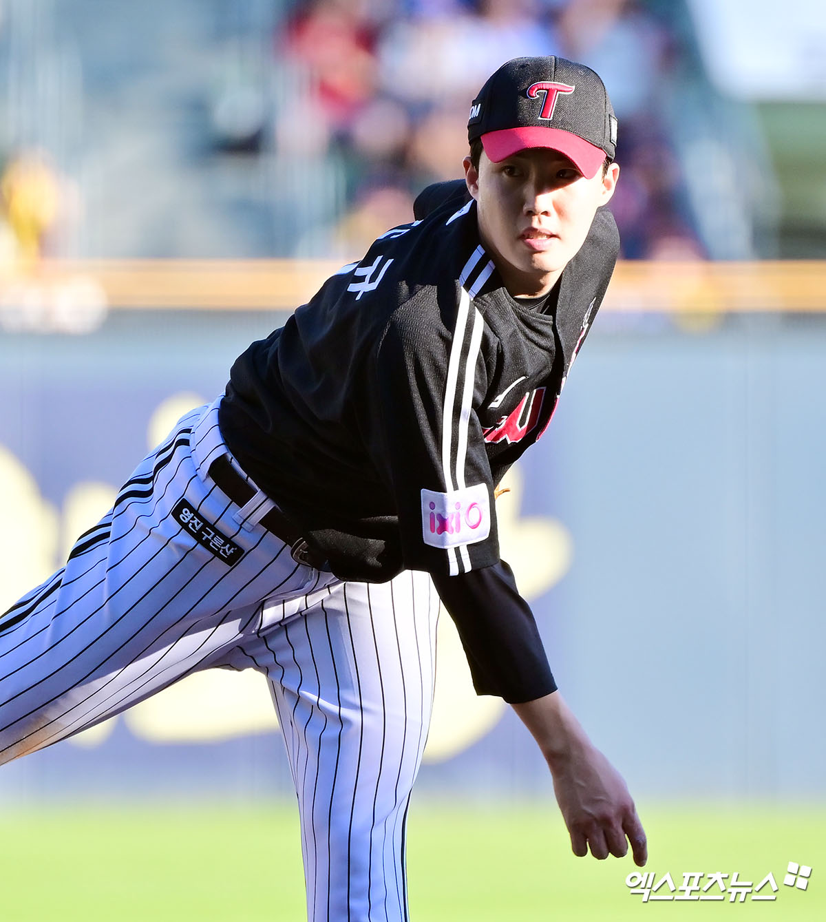 26일 오후 서울 송파구 잠실야구장에서 열린 '2025 신한 SOL Bank KBO리그' LG 트윈스와 두산 베어스의 경기, 1회말 LG 선발투수 임찬규가 공을 힘차게 던지고 있다. 엑스포츠뉴스 DB