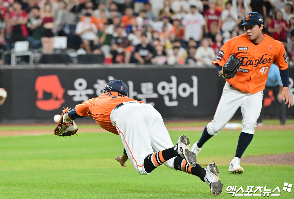 22일 오후 대전 한화생명 볼파크에서 열린 '2025 신한 SOL Bank KBO리그' SSG 랜더스와 한화 이글스의 경기, 11회초 무사 1루 한화 김태연이 SSG 정준재의 번트 타구를 잡아내고 있다. 엑스포츠뉴스 대전, 김한준 기자