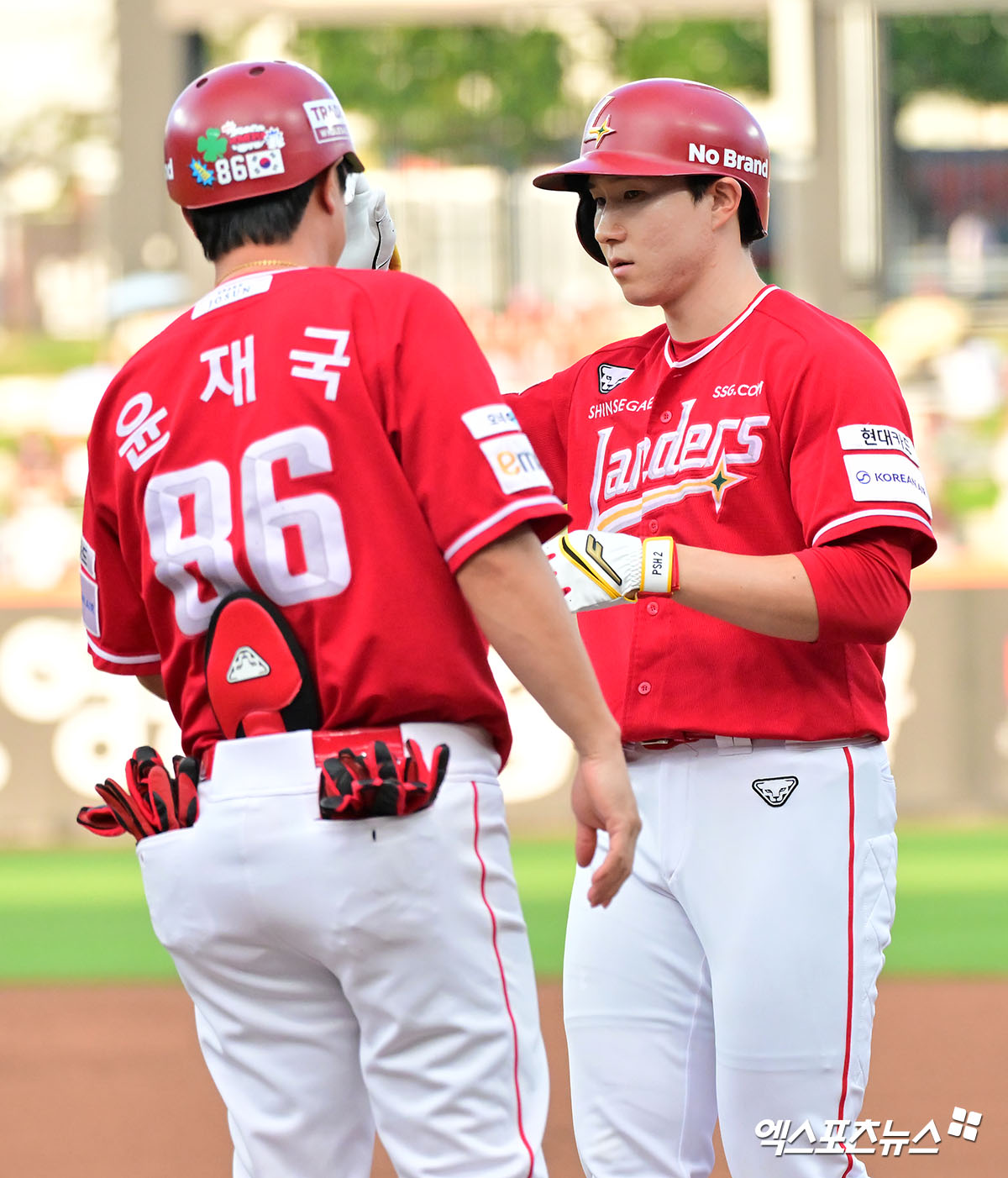 23일 오후 대전 한화생명 볼파크에서 열린 '2025 신한 SOL Bank KBO리그' SSG 랜더스와 한화 이글스의 경기, 1회초 SSG 박성한이 우전안타를 날리고 있다. 엑스포츠뉴스 대전, 김한준 기자