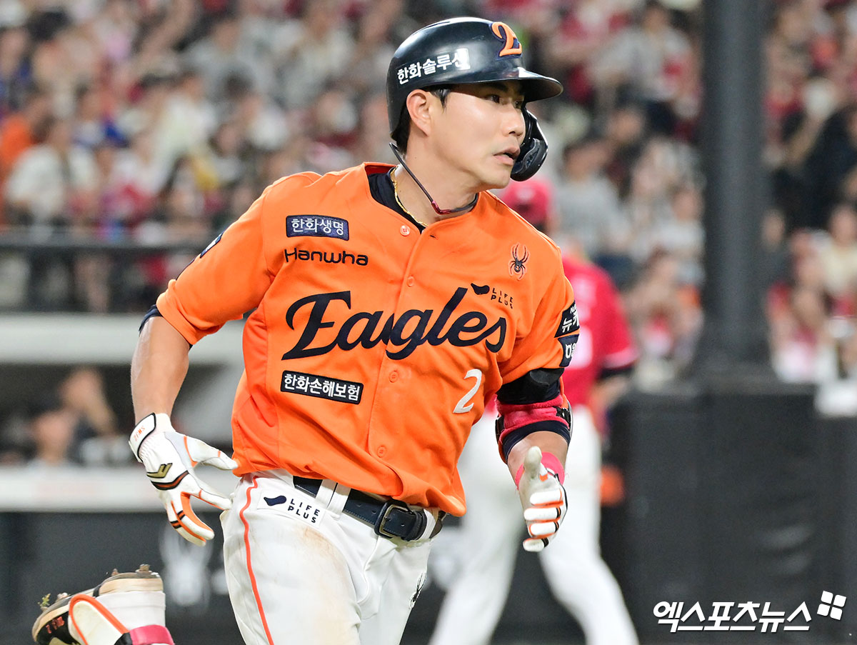 23일 오후 대전 한화생명 볼파크에서 열린 '2025 신한 SOL Bank KBO리그' SSG 랜더스와 한화 이글스의 경기, 7회말 무사 2,3루 한화 심우준이 1타점 희생플라이 타구를 날리고 있다. 엑스포츠뉴스 대전, 김한준 기자