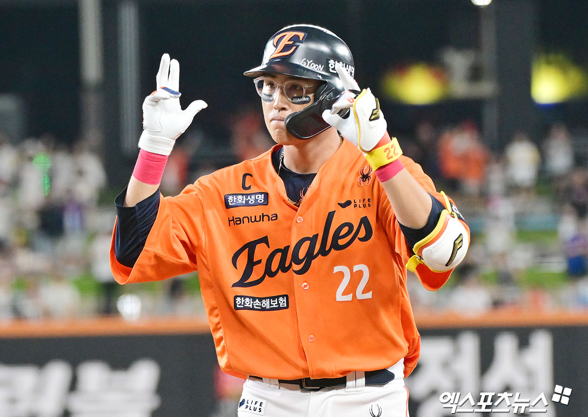 23일 오후 대전 한화생명 볼파크에서 열린 '2025 신한 SOL Bank KBO리그' SSG 랜더스와 한화 이글스의 경기, 8회말 무사 만루 한화 채은성이 2타점 적시타를 날리고 있다. 엑스포츠뉴스 대전, 김한준 기자