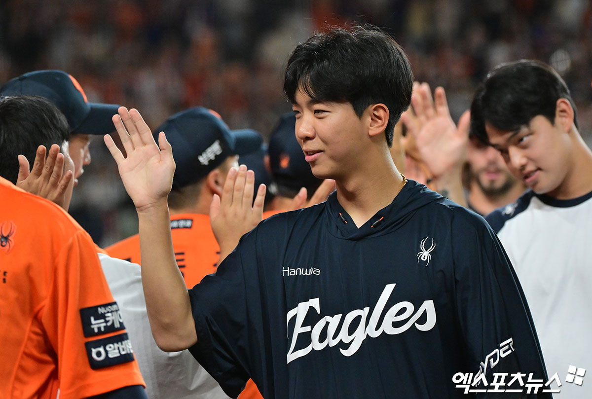 23일 오후 대전 한화생명 볼파크에서 열린 '2025 신한 SOL Bank KBO리그' SSG 랜더스와 한화 이글스의 경기, 한화가 SSG에 5:0으로 승리하며 6연패에서 탈출했다.  이날 경기에서 승리한 한화 황준서가 선수단과 하이파이브를 하고 있다. 엑스포츠뉴스 대전, 김한준 기자