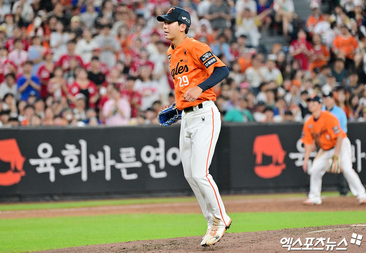 23일 오후 대전 한화생명 볼파크에서 열린 '2025 신한 SOL Bank KBO리그' SSG 랜더스와 한화 이글스의 경기, 5회초 수비를 마친 한화 황준서가 더그아웃으로 향하고 있다. 엑스포츠뉴스 대전, 김한준 기자