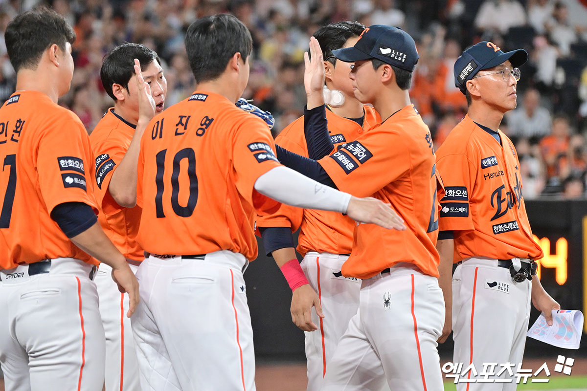 23일 오후 대전 한화생명 볼파크에서 열린 '2025 신한 SOL Bank KBO리그' SSG 랜더스와 한화 이글스의 경기, 5회초 수비를 마친 한화 황준서가 더그아웃으로 향하고 있다. 엑스포츠뉴스 대전, 김한준 기자