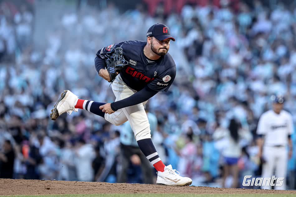 롯데 자이언츠 에이스 알렉 감보아가 23일 창원NC파크에서 열린 2025 신한 SOL BAnk KBO리그 NC 다이노스와의 팀 간 13차전에 선발등판, 5이닝 4실점 3자책으로 부진했다. 사진 롯데 자이언츠