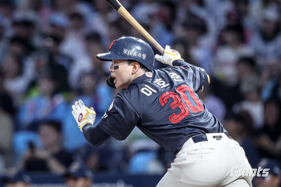 롯데 자이언츠 내야수 이호준이 23일 창원NC파크에서 열린 2025 신한 SOL BAnk KBO리그 NC 다이노스와의 팀 간 13차전에서 4회초 선제 1타점 적시타를 기록했다. 사진 롯데 자이언츠