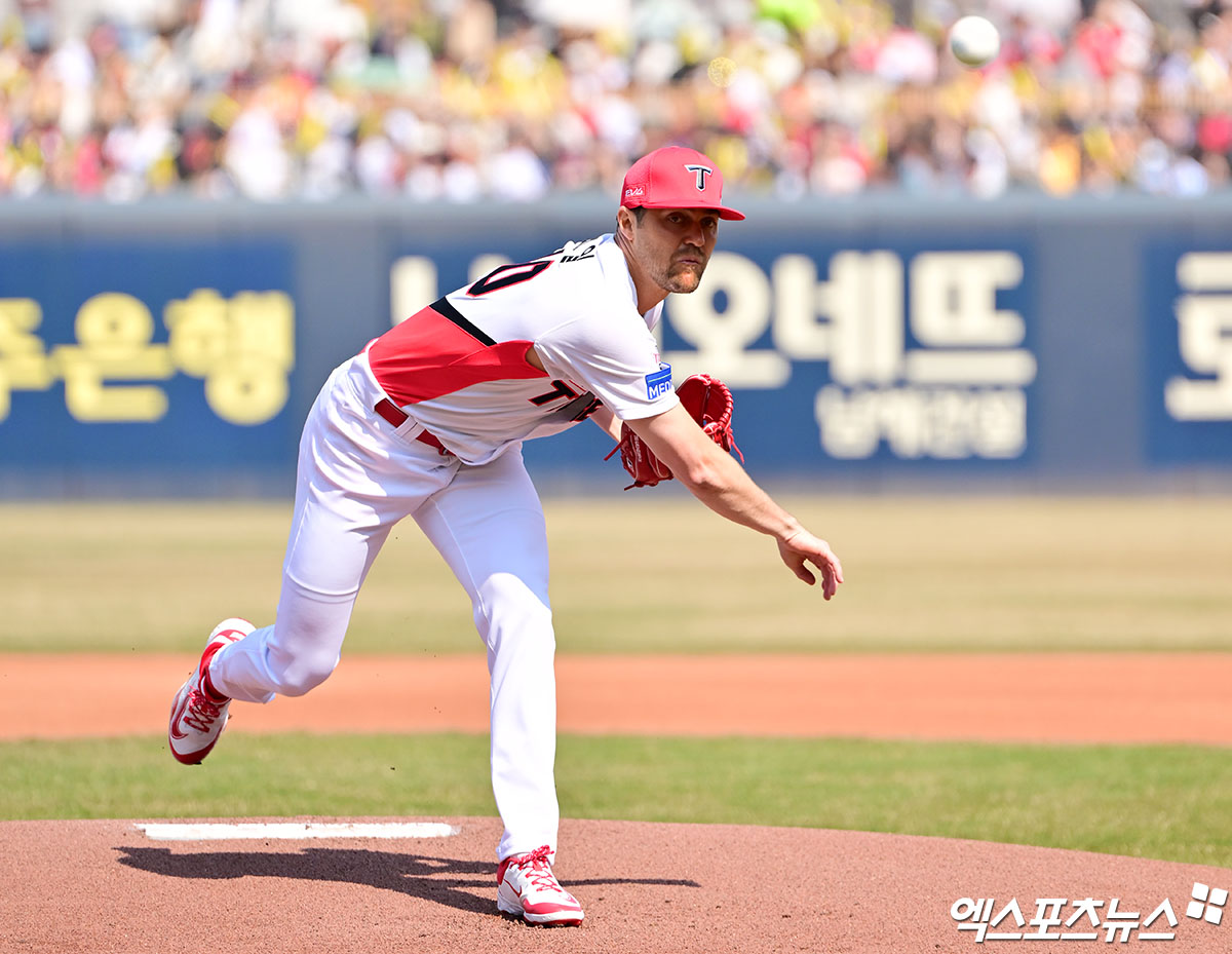22일 오후 광주기아챔피언스필드에서 열린 '2025 신한 SOL Bank KBO리그' NC 다이노스와 KIA 타이거즈의 개막전 경기, 1회초 KIA 선발투수 네일이 공을 힘차게 던지고 있다. 엑스포츠뉴스 DB