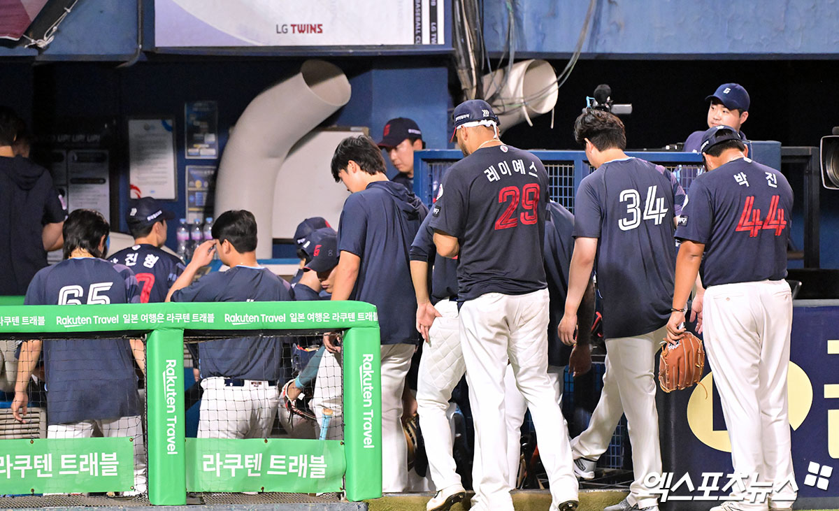 김태형 감독이 이끄는 롯데 자이언츠가 23일 창원NC파크에서 열린 2025 신한 SOL Bank KBO리그 NC 다이노스와의 팀 간 12차전에서 1-4로 패배, 12연패의 수렁에 빠졌다. 사진 엑스포츠뉴스 DB