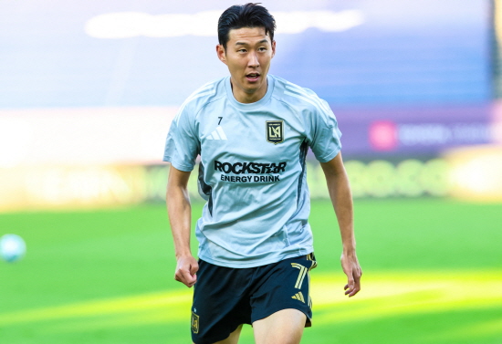 미국 MLS LAFC는 24일 오전 9시30분부터 미국 텍사스주 프리스코의 도요타 스타디움에서 FC댈러스와 2025시즌 MLS 정규리그 28라운드를 치르고 있다. 손흥민은 0-0이던 전반 6분 아크 왼쪽 먼거리에서 생긴 프리킥 찬스 때 키커로 나섰다. 오른발로 절묘하게 감아찼고 볼은 상대 골문 왼쪽 상단을 시원하게 흔들었다. 댈러스 골키퍼 마이클 콜로디가 점프하며 볼의 궤적을 쫓았으나 손흥민의 슛이 너무 날카로웠다. 손흥민이 미국 무대 데뷔골을 터트렸다. 연합뉴스