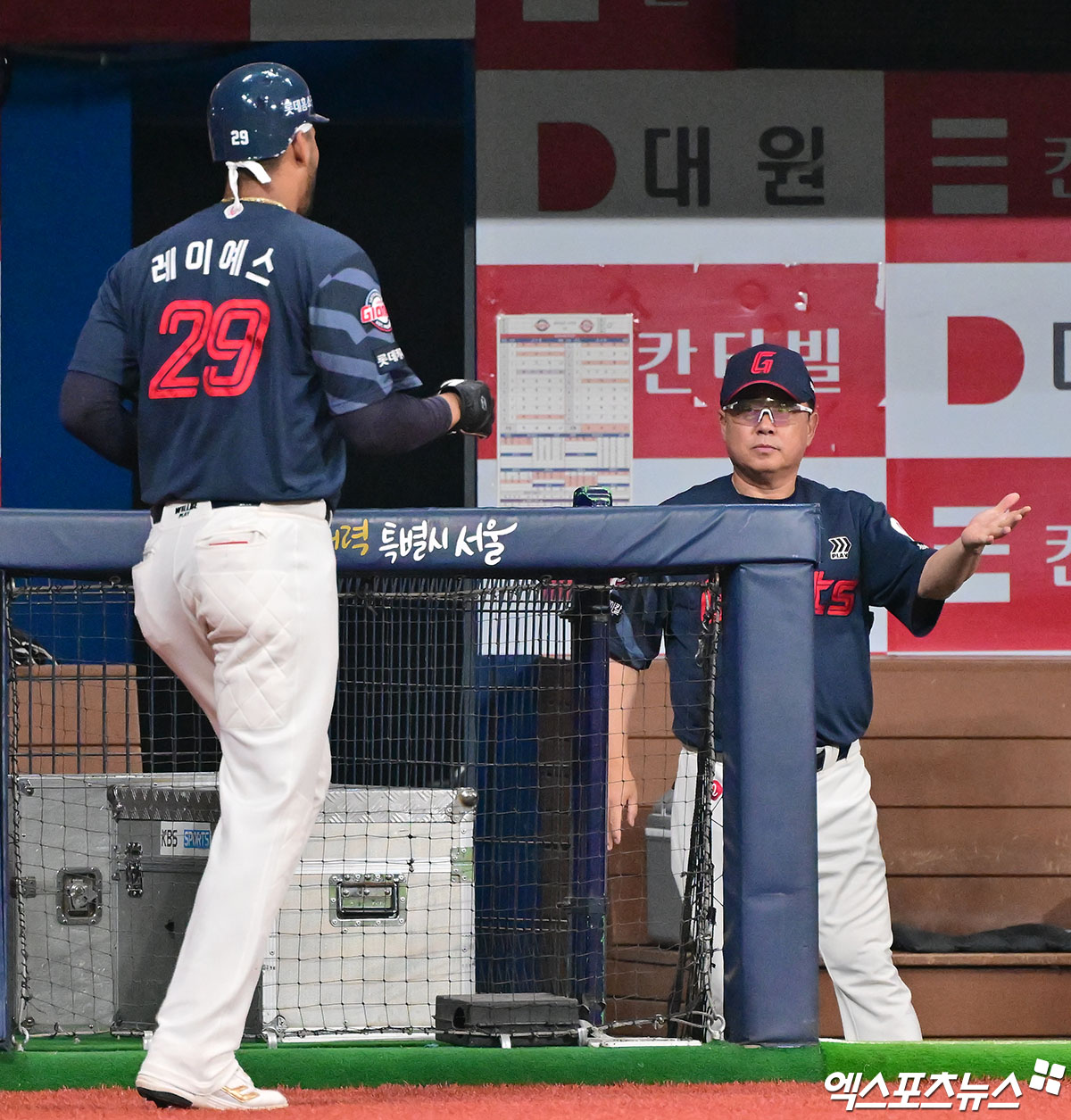 롯데 자이언츠 외국인 타자 빅터 레이예스가 24일 창원NC파크에서 열린 2025 신한 SOL Bank KBO리그 NC 다이노스와의 팀 간 14차전에서 1회말 선제 3점 홈런을 기록했다. 사진 엑스포츠뉴스 DB