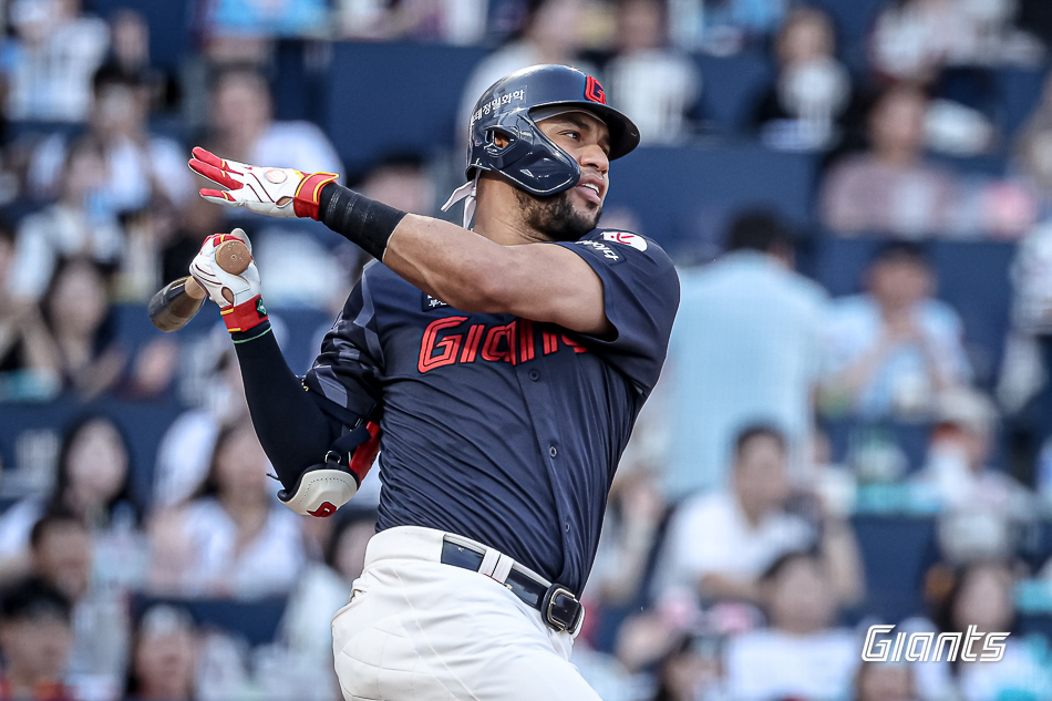 롯데 자이언츠 외국인 타자 빅터 레이예스가24일 창원NC파크에서 열린 2025 신한 SOL Bank KBO리그 NC 다이노스와의 팀 간 14차전에서 1회초 결승 선제 3점 홈런을 기록했다. 사진 롯데 자이언츠