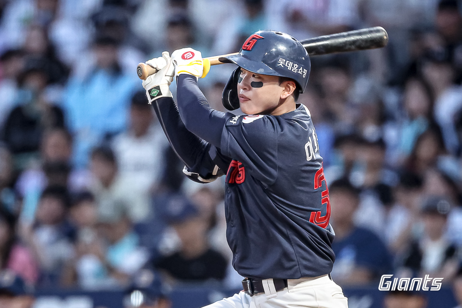 롯데 자이언츠 내야수 이호준이 24일 창원NC파크에서 열린 2025 신한 SOL Bank KBO리그 NC 다이노스와의 팀 간 14차전에서 5회초 솔로 홈런을 기록, 팀 승리에 힘을 보탰다. 사진 롯데 자이언츠