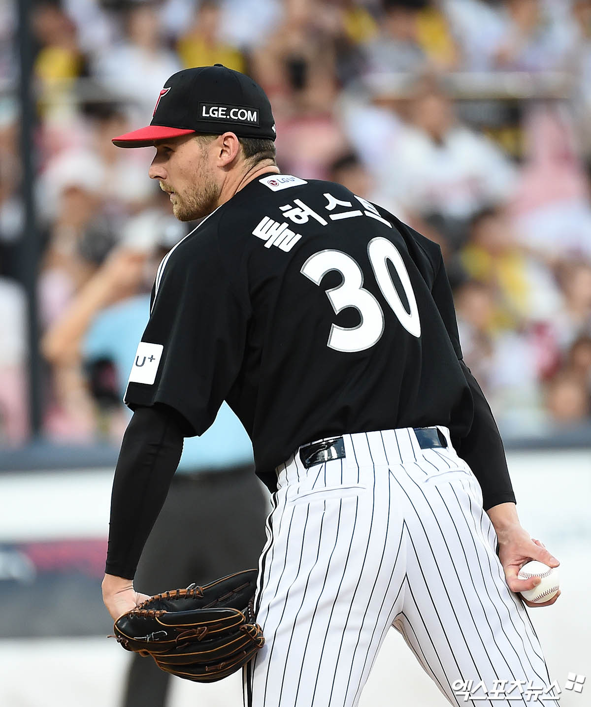 12일 오후 수원케이티위즈파크에서 열린 '2025 신한 SOL Bank KBO리그' LG 트윈스와 KT 위즈의 경기, 2회말 LG 선발투수 톨허스트가 피칭을 준비하고 있다. 엑스포츠뉴스 DB