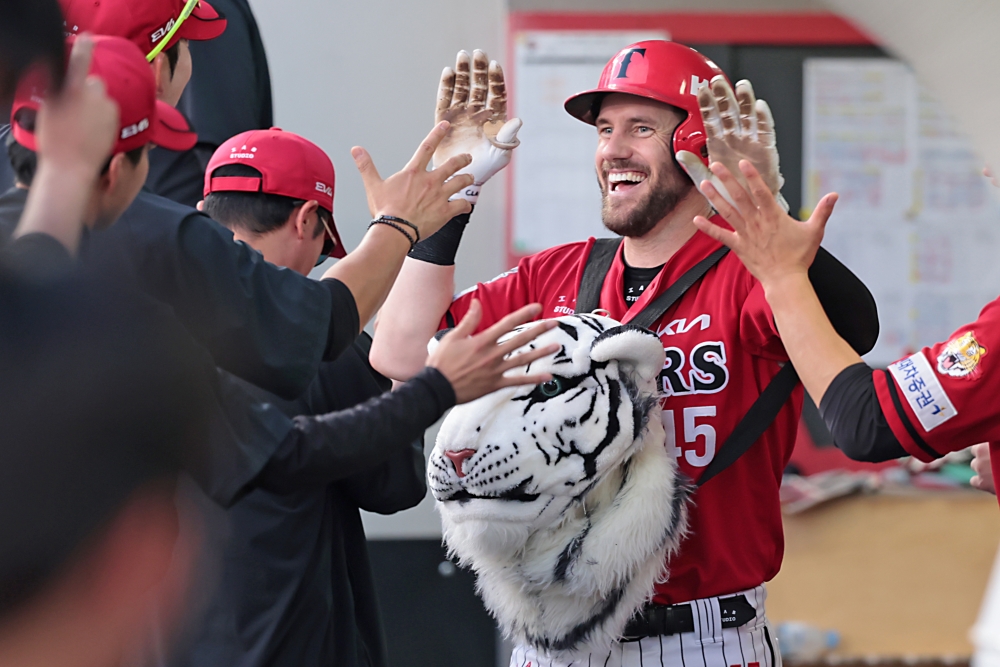 24일 오후 광주-KIA챔피언스필드에서 열린 '2025 신한 SOL Bank KBO리그' LG 트윈스와 KIA 타이거즈의 경기, 3회말 2사 KIA 위즈덤이 1점 홈런을 날린 뒤 동료들과 기쁨을 나누고 있다. KIA 타이거즈