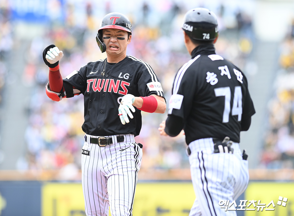 5일 오후 서울 잠실야구장에서 열린 '2025 신한 SOL Bank KBO리그' LG 트윈스와 두산 베어스의 경기, 2회초 LG 박해민이 안타를 날린 뒤 팔목 고통을 호소하고 있다. 엑스포츠뉴스 DB