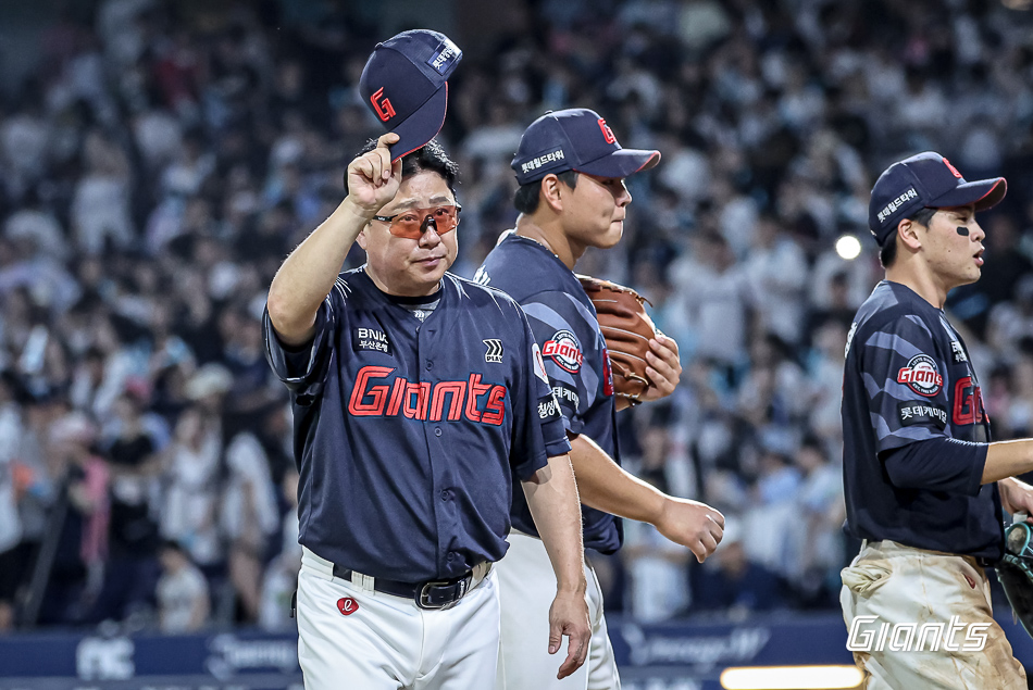 김태형(왼쪽) 감독이 이끄는 롯데 자이언츠가 24일 창원NC파크에서 열린 2025 신한 SOL Bank KBO리그 NC 다이노스와의 팀 간 14차전에서 승리, 12연패 탈출에 성공했다. 사진 롯데 자이언츠