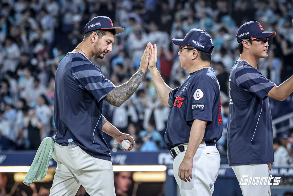 김태형(가운데) 롯데 자이언츠 감독이 24일 창원NC파크에서 열린 2025 신한 SOL Bank KBO리그 NC 다이노스와의 팀 간 14차전에서 승리한 뒤 선수들과 하이파이브를 하고 있다. 사진 롯데 자이언츠