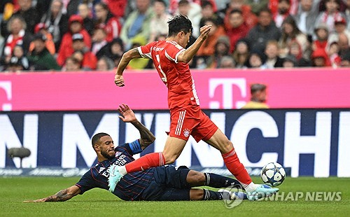 사우디아라비아 프로리그 구단들이 김민재를 영입하기 위해 바이에른 뮌헨에 비상식적인 수준이 제안을 보내지 않는 이상 김민재가 이번 시즌에도 바이에른 뮌헨에서 뛸 것이라는 공신력 높은 언론의 보도가 나왔다. 마침 김민재가 나폴리 시절을 연상시키는 폭발적인 드리블로 시즌 첫 공격포인트를 기록하면서 김민재의 잔류설에 더욱 힘이 실리고 있다. 사진 연합뉴스