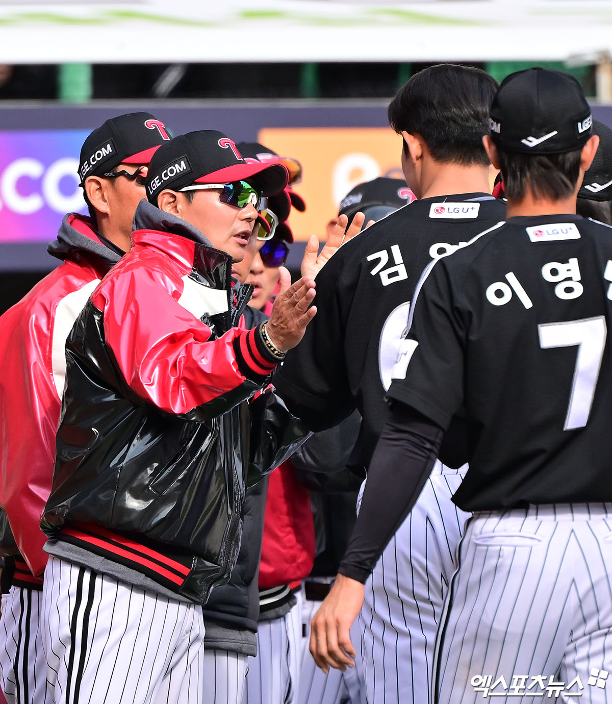 15일 오후 인천SSG랜더스필드에서 열린 '2025 신한 SOL Bank KBO리그' LG 트윈스와 SSG 랜더스의 시범경기, LG가 오지환과 오스틴의 맹활약에 힘입어 SSG에 9:4로 승리했다.  이날 경기에서 승리한 LG 염경엽 감독이 김영우와 하이파이브를 하고 있다. 엑스포츠뉴스 DB