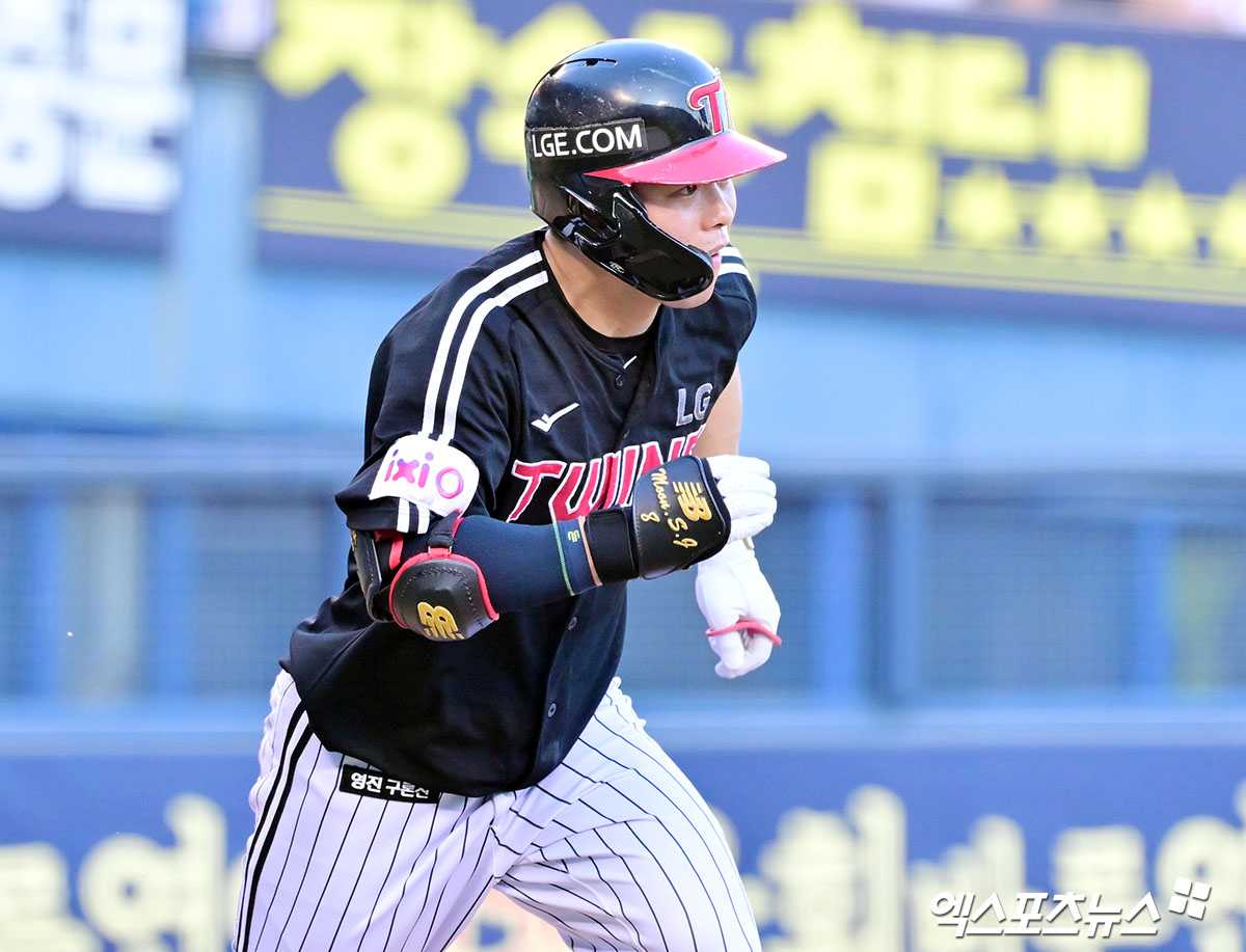 27일 오후 서울 송파구 잠실야구장에서 열린 '2025 신한 SOL Bank KBO리그' LG 트윈스와 두산 베어스의 경기, 3회초 무사 1루 LG 문성주가 우전안타를 날리고 있다. 엑스포츠뉴스 DB