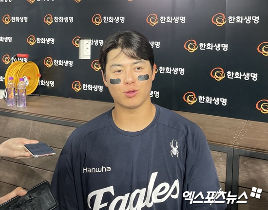 한화 이글스 노시환이  24일 대전 한화생명볼파크에서 열린 2025 신한 SOL 뱅크 KBO리그 SSG 랜더스와 홈경기에 4번타자 겸 3루수로 선발 출전해 4타수 1안타(1홈런) 2타점 1득점을 기록했다. 경기를 마친 노시환이 취재진과 인터뷰에 응하고 있다. 엑스포츠뉴스 대전, 김유민 기자