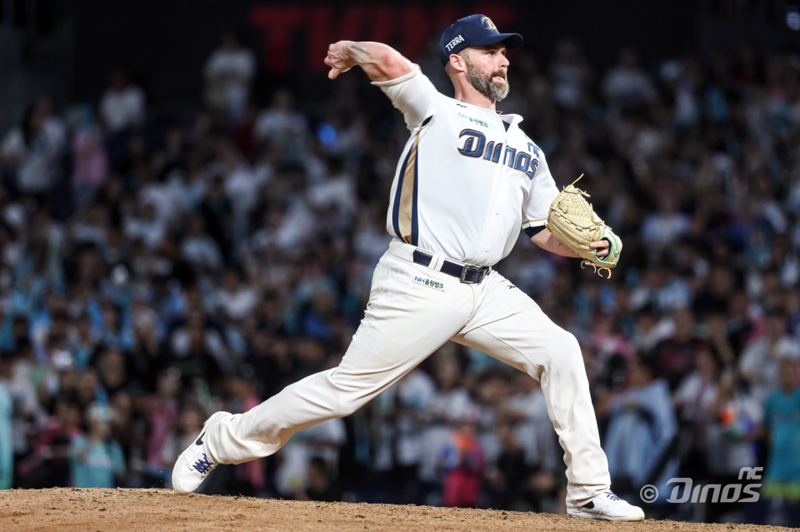 NC 다이노스 외국인 타자 맷 데이비슨이 8월 24일 롯데 자이언츠와의 창원NC파크 홈 경기에서 9회초 2사 후 투수로 등판, ⅓이닝 무실점을 기록했다. KBO리그 역사상 처음으로 외국인 타자가 정식 경기에 투수로 등판한 주인공이 됐다. 사진 NC 다이노스