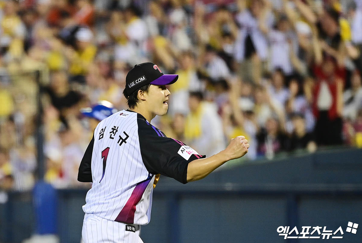 8일 오후 서울 송파구 잠실야구장에서 열린 '2025 신한 SOL Bank KBO리그' 한화 이글스와 LG 트윈스의 경기, 4회초 1사 1,2루 LG 선발투수 임찬규가 한화 이재원을 병살타로 돌려세우며 이닝을 마친 뒤 기뻐하고 있다. 엑스포츠뉴스 DB